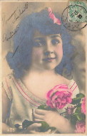 Enfant - Portrait D'une Fillette, Avec Un Ruban Rose Dans Les Cheveux, Et Tenant Des Roses - Ritratti