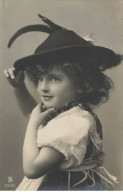 Enfant - Portrait D'une Fillette Portant Un Chapeau Tyrolien - Ritratti