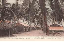 Polynésie Française  - Iles TUAMOTUS - Au Centre D'un Village - Polynésie Française