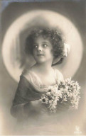 Enfant - Portrait D'une Fillette, Grete Reinwald, Portant Un Bouquet De Marguerite - Ritratti