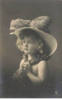 Enfant - Portrait D'une Fillette Portant Un Chapeau En Feutrine Avec Un Noeud En Voile - Portraits