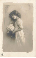 Enfant - Grete Reinwald - Portrait D'une Fillette Regardant Un Bouquet De Fleurs - Ritratti