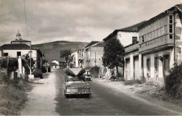 Carte Photo à Identifier - Voiture Passant Dans Une Rue D'un Village - To Identify