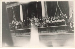 Carte Photo à Identifier - Cérémonie Officielle, Un Homme Faisant Un Discours - A Identificar