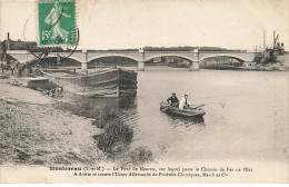 MONTEREAU - Le Pont De Moscou, Sur Lequel Passe Le Chemin De Fer De L'Est - Péniche, Et Pêcheurs - Montereau