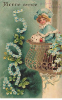 Carte Gaufrée - Clapsaddle - Bonne Année 1905 - Une Jeune Fille Avec Un Manchon, à Un Balcon - New Year