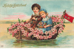 Carte Gaufrée - Fantaisie - Couple D'enfants Dans Une Barque Remplie De Fleurs - Otros & Sin Clasificación