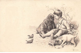 Carte Gaufrée - Animaux - Chien - Jeune Garçon Assis Au Milieu De Chiots - Perros