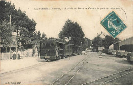 RIVA BELLA - Ouistreham - Arrivée Du Train De Caen à La Gare Du Tramway - Riva Bella