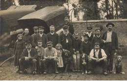 Carte Photo à Identifier - Groupe D'hommes, De Femmes Et D'enfants Dans Une Cour - A Identificar