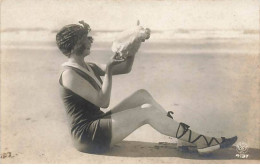 Fantaisie - Baigneuse - Jeune Femme Assise Sur Une Plage - Frauen