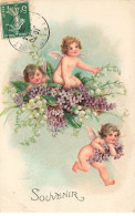 Carte Gaufrée - Souvenir - Anges Sur Des Fleurs De Lilas Et De Brins De Muguet - Engel