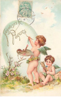 Carte Gaufrée - Joyeuses Pâques - Anges Décorant Un Oeuf - Pasen