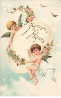 Carte Gaufrée - Joyeuses Pâques - Anges Décorant Un Oeuf Avec Des Guirlandes De Fleurs - Pâques