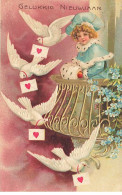 Carte Gaufrée - Clapsaddle - Gelukkig Nieuwjaar - Jeune Fille Sur Un Balcon Regardant Des Colombes - New Year