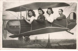 Photo-Montage - Trois Jeunes Femmes Et Un Homme Dans Un Avion Au Dessus De Paris - Other & Unclassified