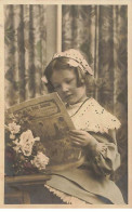 Enfant - Fillette Lisant Le Petit Journal - Portraits