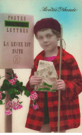 Enfant - Bonne Année - Fillette Prête à Poster Des Cartes De Voeux - Portretten