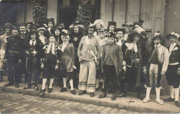 Carte Photo à Identifier - Groupe De Jeunes Gens Déguisés - 20 Février 1912 - A Identifier