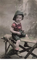 Enfant - Garçon Assis Sur Un Banc Habillé En Tyrolien - Portraits