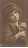 Enfant - Portrait D'un Enfant Avec Une Verre à La Main - Retratos