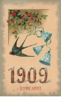 Carte Gaufrée - Bonne Année 1909 - Hirondelle, Cloches Et Houx - Neujahr