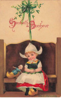 Carte Gaufrée - Ellen H. Clapsaddle - Souhaits De Bonheur - Fillette Assise Sous Du Gui Avec Sa Poupée - Autres & Non Classés