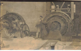 Carte Photo - Industrie - Homme Près D'une Machine Dans Un Atelier D'usine - Industry