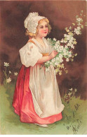 Carte Gaufrée - Fantaisie - Clapsaddle  - Jeune Fille Tenant Des Fleurs - Autres & Non Classés