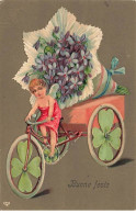 Carte Gaufrée - Buone Feste - Ange Sur Un Triporteur, Apportant Un Bouquet De Violettes - Andere & Zonder Classificatie