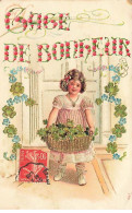 Carte Gaufrée - Fantaisie  - Gage De Bonheur - Fillette Portant Un Panier Rempli De Trèfles - Andere & Zonder Classificatie