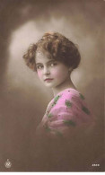 Enfant - Jeune Fille Avec Les Joues Rosées - Portraits