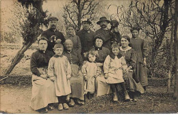 Carte Photo à Identifier - Une Famille Posant Dans Un Jardin - Teckel - Dackel - A Identificar