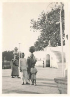 Photo - Inde - UDAIPUR - Au Bord Du Lac Pichola - Femmes Portant Des Cruches - Format 8,5 X 11 Cm - Inde