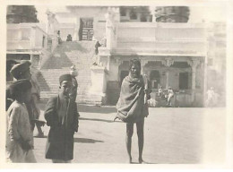 Photo - Inde - UDAIPUR - Un Ascète Devant Les Marches Du Temple Jagannath - Format 11 X 8,5 Cm - Inde