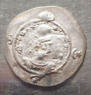 SASANIAN KINGS. Hormazd IV. 579-590 AD. Silver Drachm Year 10  Mint AY - Irán