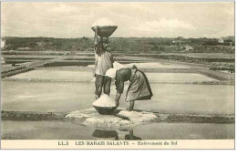 85.LES MARAIS SALANTS.ENLEVEMENT DU SEL - Guérande