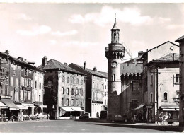 43 . N°kri10822.yssingeaux  .place Du Marechal Foch Et Le Vieux Beffroi . N°8 .edition Artaud . Sm 10X15 Cm . - Yssingeaux