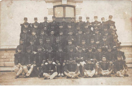 49 - N°85861 - Groupe De Militaires Dans Une Cour - Carte Photo - Autres & Non Classés