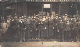 45 - N°90417 - CHATEAUNEUF-SUR-LOIRE - Groupe De Personnes Devant Un Café L. Vergne - Commerce - Carte Photo - Other & Unclassified