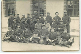 45 - N°88273 - PITHIVIERS - Militaires Dans Une Cour, Le 11 Mai 1917 - Carte Photo - Pithiviers