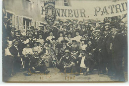 42 - N°88280 - AMBIERLE - Groupe De Personnes Honneur, Patrie 1908 - Fanfare - Carte Photo - Other & Unclassified