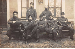 49 - N°88263 - ANGERS - Militaires Assis Dans Une Cours - Carte Photo - Angers