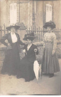 50 - N°88244 - GOUVILLE - Trois Femmes Dans Une Rue, Dont Une Assise - Carte Photo - Autres & Non Classés