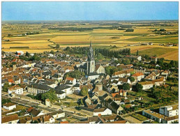 45.BEAUNE LA ROLANDE.n°30816.VUE AERIENNE AU CENTRE L'EGLISE ET SA TOUR.CPSM - Beaune-la-Rolande