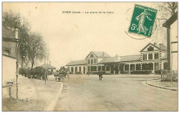 45.GIEN.n°6726.LA PLACE DE LA GARE.VOITURE A CHIEN?.TACHE ET CORNE - Gien