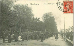 50.CHERBOURG.RUE DE L'ABBAYE.RETOUR DE...........MILITAIRE - Cherbourg