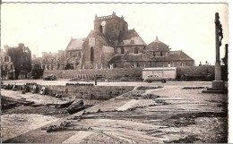 50.BARFLEUR.L'EGLISE VUE DE LA PETITE JETEE.ROBUSTE EGLISE REFAITE AU XVIIe ET AU XIXe S.SA TOUR RESSEMBLE ........CPSM. - Barfleur