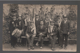 CPA - Carte-Photo Non Légendée - Groupe De Conscrits - Lieu Non Identifé - Non Circulée - Photos