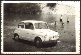 Old Car FIAT 750 ZASTAVA On River Old Photo 12x9 Cm #40435 - Personas Anónimos